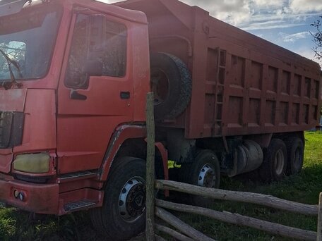 2007 Sinotruk Howo ZZ3327, красный, 1300000 рублей, вид 2