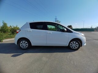2019 Toyota Vitz III (XP130) Рестайлинг, белый, 1035000 рублей, вид 2
