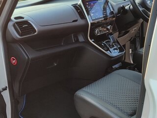 2020 Nissan Serena V (C27) Рестайлинг, серебристый, 2800000 рублей, вид 4