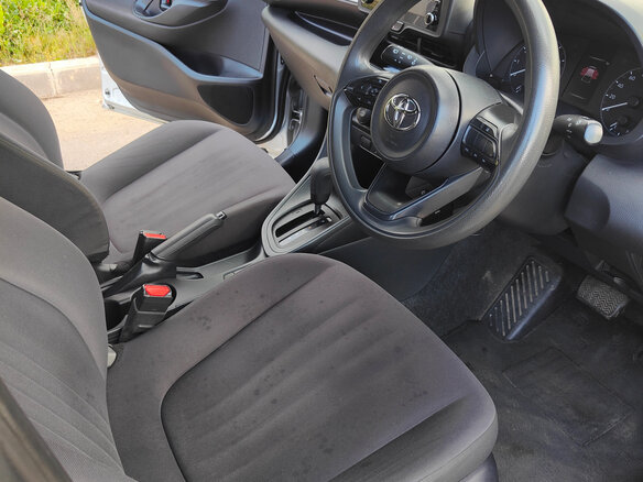 2020 Toyota Yaris IV, серебристый, 1200000 рублей - вид 15