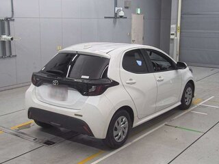 2021 Toyota Yaris IV, белый, 1109706 рублей, вид 2