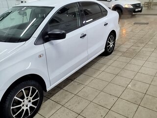 2016 Volkswagen Polo V Рестайлинг, белый, 1000000 рублей, вид 2