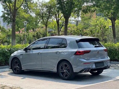 2023 Volkswagen Golf VIII, серый, 1900000 рублей, вид 5
