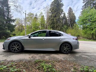 2021 Toyota Camry US Market VIII (XV70) Рестайлинг, серебристый, 3250000 рублей, вид 2