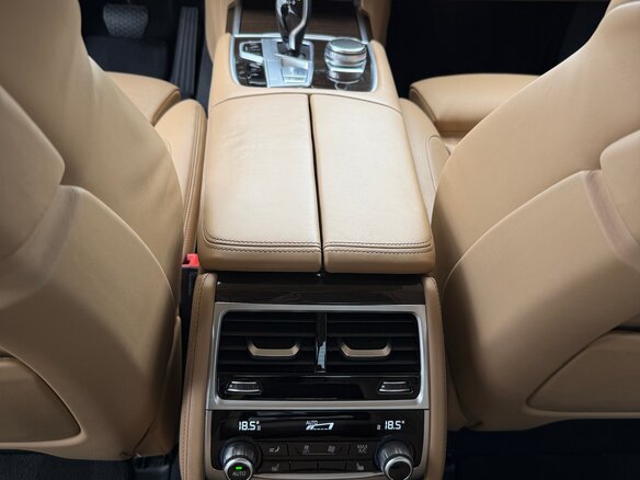 2016 BMW 7 серии 750i xDrive VI (G11/G12), чёрный, 3400000 рублей - вид 9