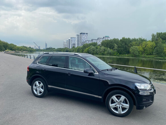 2010 Volkswagen Touareg II, чёрный, 2450000 рублей - вид 1