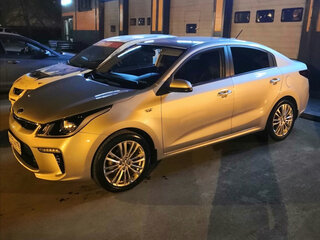 2019 Kia Rio IV, серебристый, 1450000 рублей, вид 2