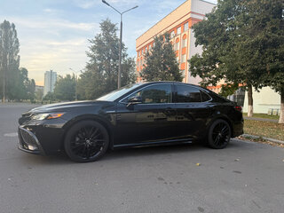 2021 Toyota Camry VIII (XV70) Рестайлинг, чёрный, 3200000 рублей, вид 2