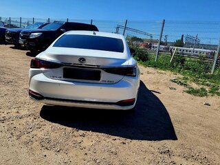 2022 Lexus ES 250 VII Рестайлинг, белый, 5650000 рублей, вид 3