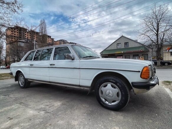 1981 Mercedes-Benz W123 Limousine 250 Long, белый, 1000000 рублей