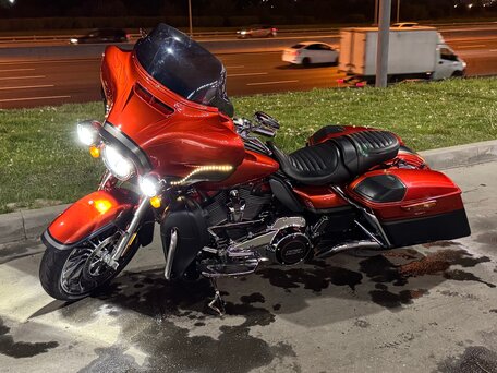 2017 Harley-Davidson CVO Street Glide, красный, 2900000 рублей, вид 1