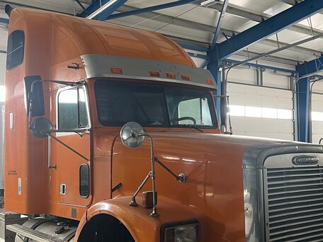2004 Freightliner FLD, оранжевый, 1099999 рублей, вид 2