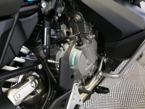 2025 CFMoto 800MT-X, синий - вид 9