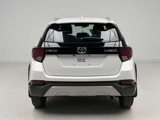 2022 Toyota Yaris L X XP150 Рестайлинг, белый, 1367010 рублей, вид 2