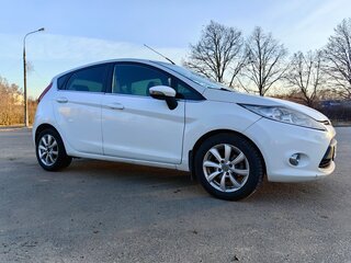 2011 Ford Fiesta Mk6, белый, 575000 рублей, вид 3