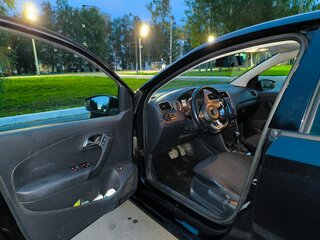 2018 Volkswagen Polo V Рестайлинг, чёрный, 1395000 рублей, вид 4