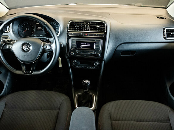 2017 Volkswagen Polo V Рестайлинг, серебристый - вид 4