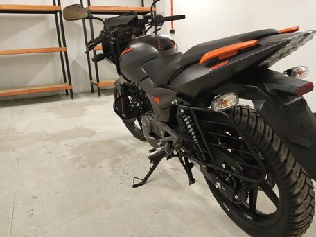 2021 Bajaj Pulsar 180, чёрный, 150000 рублей, вид 4