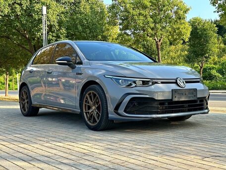 2023 Volkswagen Golf VIII, серый, 1950000 рублей, вид 1