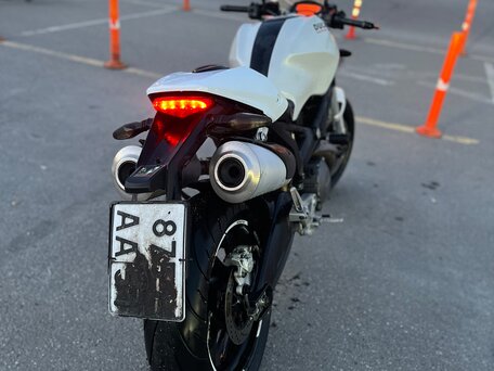 2010 Ducati Monster 696, белый, 490000 рублей, вид 4