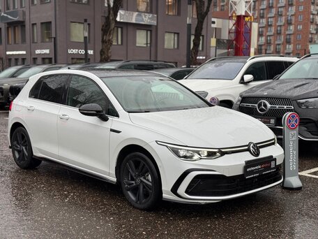 2023 Volkswagen Golf VIII, белый, 1940000 рублей, вид 3