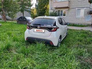 2020 Toyota Yaris IV, белый, 1250000 рублей, вид 4