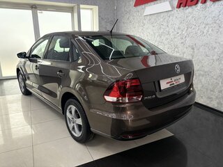 2016 Volkswagen Polo V Рестайлинг, коричневый, 1399000 рублей, вид 3