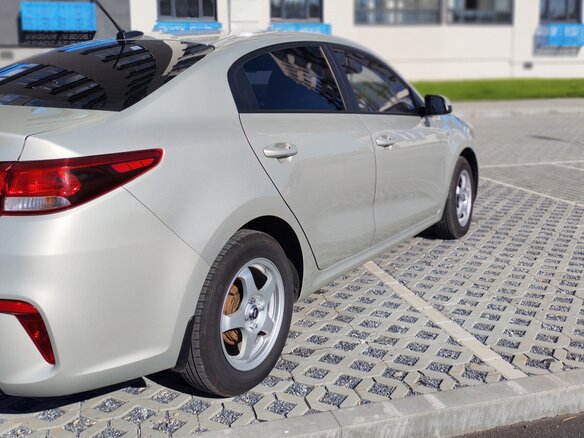 2019 Kia Rio IV, бежевый, 1420000 рублей - вид 2