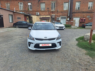 2018 Kia Rio IV, серебристый, 800000 рублей, вид 1