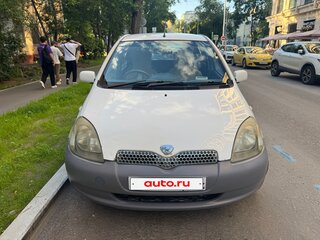 2001 Toyota Vitz I (P10), белый, 400000 рублей, вид 2