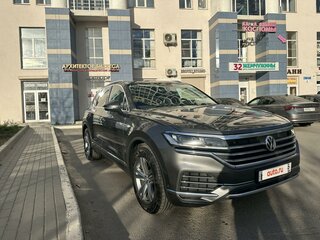 2018 Volkswagen Touareg III, серый, 3300000 рублей, вид 3