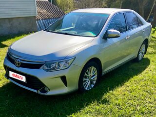2015 Toyota Camry VII (XV50) Рестайлинг, серебристый, 2050000 рублей, вид 1