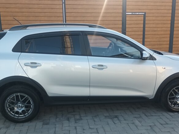 2021 Kia Rio X IV Рестайлинг, серебристый, 1850000 рублей - вид 2