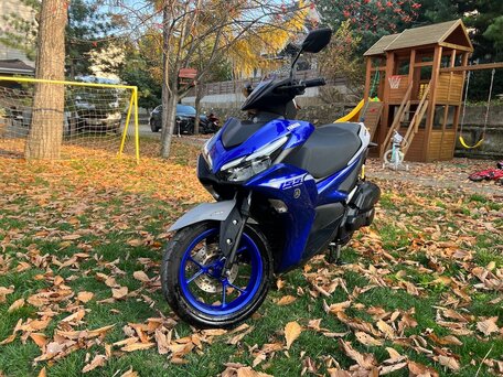 2020 Yamaha Aerox 155, синий, 420000 рублей, вид 3
