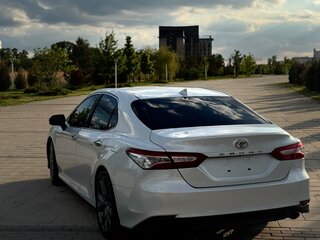 2021 Toyota Camry VIII (XV70), белый, 3690000 рублей, вид 4