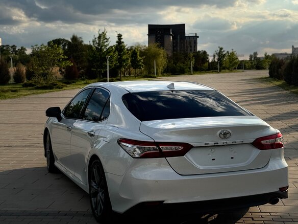 2021 Toyota Camry VIII (XV70), белый, 3690000 рублей - вид 3