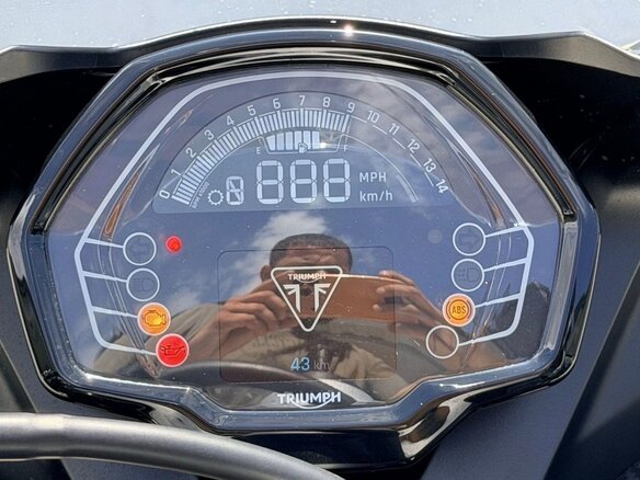 2025 Triumph Daytona 660, белый - вид 3