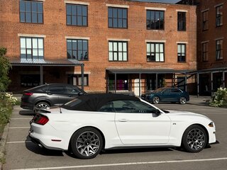 2019 Ford Mustang VI Рестайлинг, белый, 4000000 рублей, вид 4