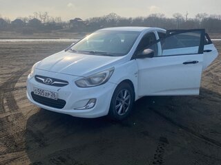 2013 Hyundai Solaris I, белый, 650000 рублей, вид 1