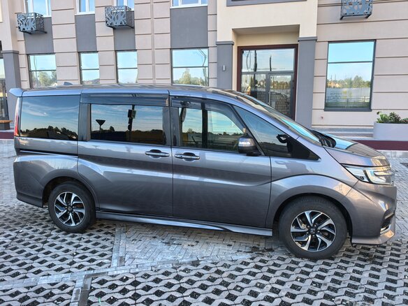 2017 Honda Stepwgn Spada V Рестайлинг, серый, 2250000 рублей - вид 4