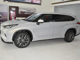 2026 Toyota Highlander IV (XU70), серебристый, 5160000 рублей, вид 4