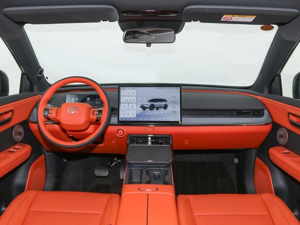 2026 Toyota bZ3X 58.3 kWh, серебристый, 3013000 рублей - вид 16