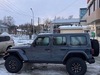 2025 Jeep Wrangler IV (JL) Рестайлинг, серый, 7690000 рублей, вид 3