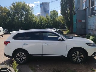 2020 Mitsubishi Outlander III Рестайлинг 3, белый, 2700000 рублей, вид 3