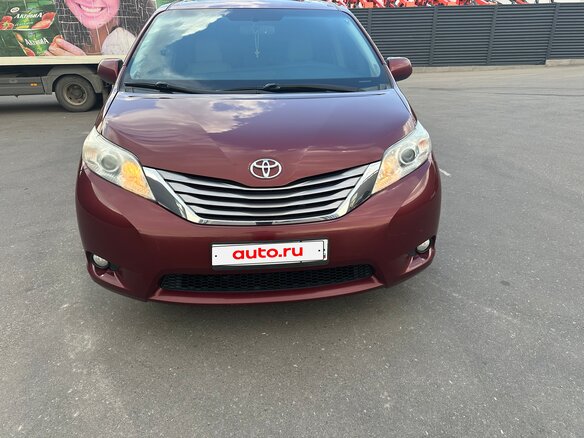 2016 Toyota Sienna III Рестайлинг, красный, 2195000 рублей