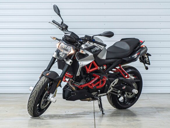 2019 Aprilia SL 900 Shiver, серебристый - вид 1