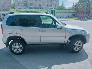 2013 Chevrolet Niva I Рестайлинг, серебристый, 650000 рублей, вид 3