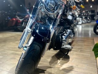 2023 Harley-Davidson Fat Boy, чёрный, 3500000 рублей, вид 3
