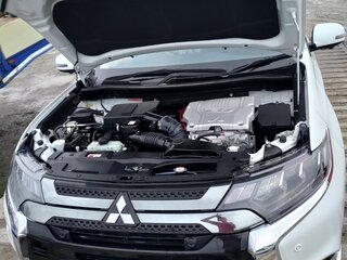 2018 Mitsubishi Outlander PHEV III Рестайлинг 3, белый, 3500000 рублей, вид 3