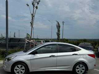 2016 Hyundai Solaris I Рестайлинг, серебристый, 690000 рублей, вид 5